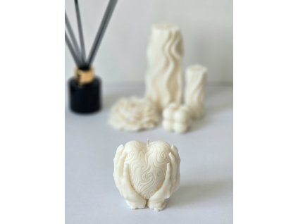 Dekorativní sójová svíčka „Heart in Hands“ – Symbol péče a lásky ❤️