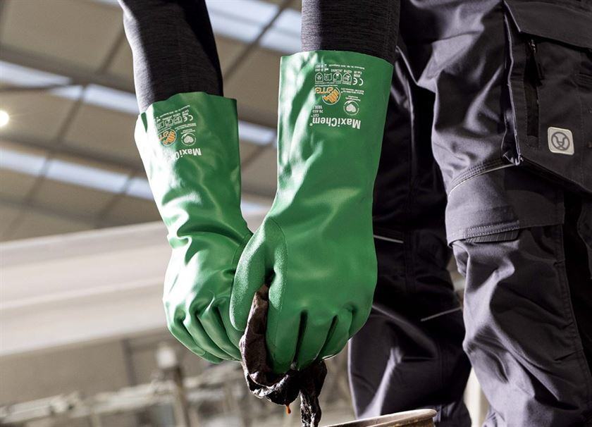 Jak vybrat správné rukavice proti chemikáliím?