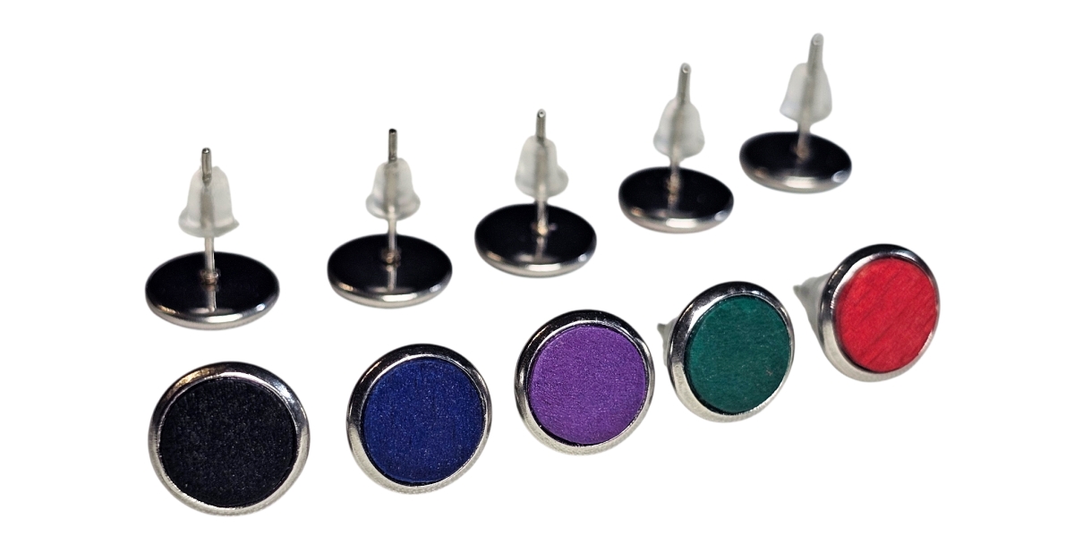 drevene-nausnice-pecky-8mm-barevne-v-kovove-puzete