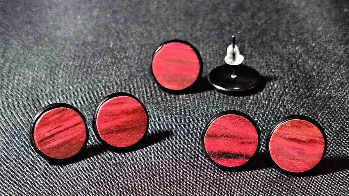 Náušnice ze stabilizované jabloně - každý kus je originál