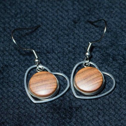 Dřevěné náušnice visací ze dřeva švestky s motivem srdce