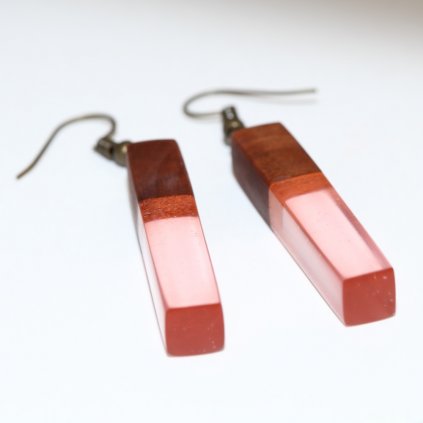 Dřevěné náušnice visací ze dřeva ořešáku a růžové pryskyřice