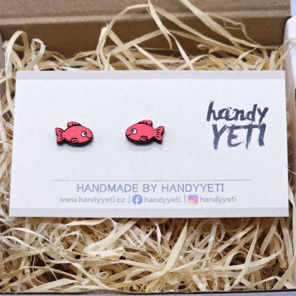 drevene nausnice cervena koralova rybka 1