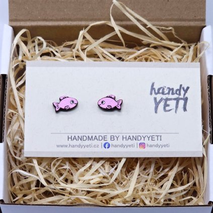 drevene nausnice ruzova koralova rybka 1