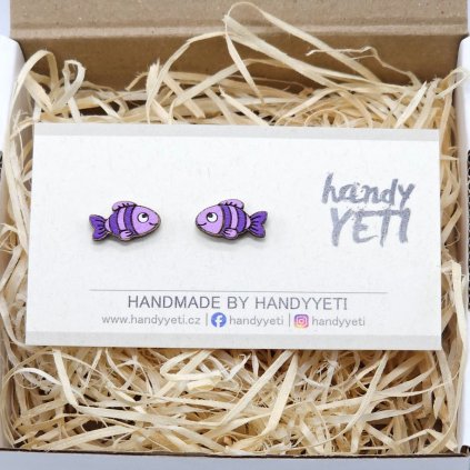 drevene nausnice pruhovana rybka fialova 1