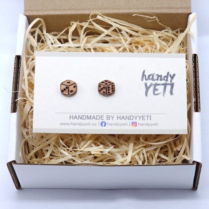 drevene nausnice hraci kostky 1