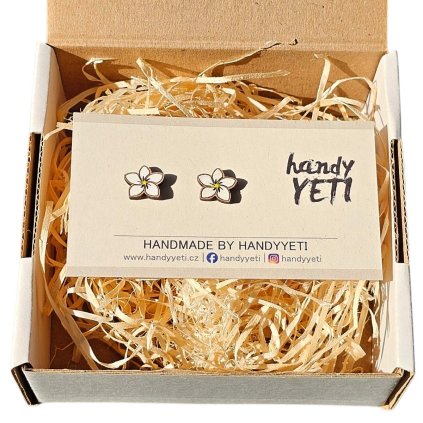 drevene nausnice plumerie 1