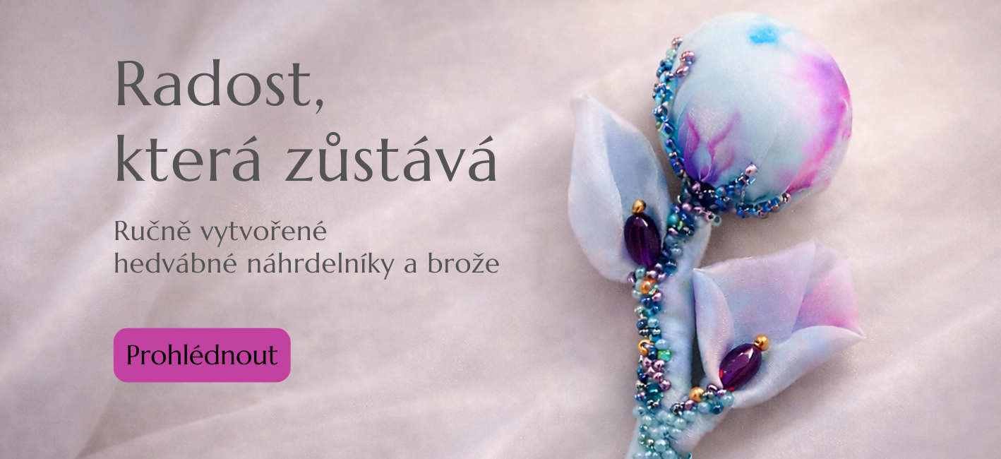 Hedvábná brož ve tvaru poupěte