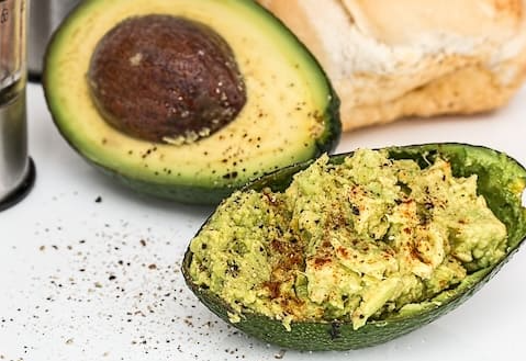 Avocado-Aufstrich mit Hanfsamen und Crackers