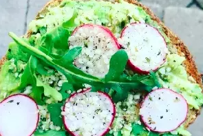 Avocado Toast mit Hanfsamen