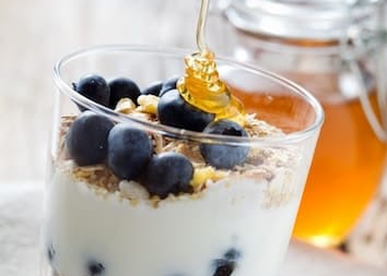 Blaubeer-Joghurt-Parfait mit CBD-Honig