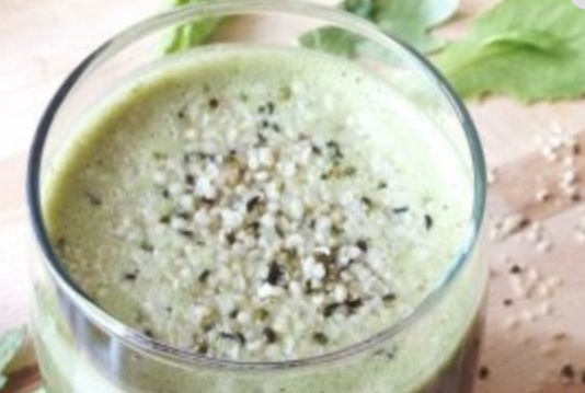 Grüner Coctail mit Hanf Protein