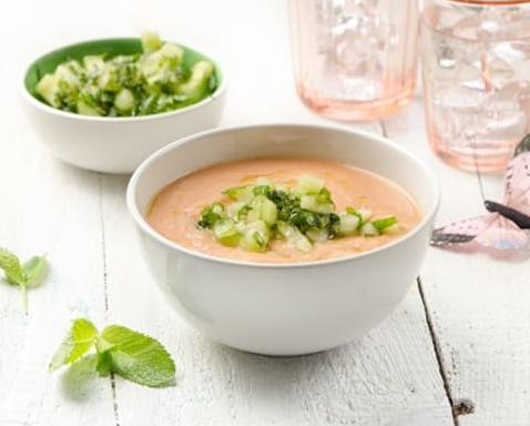 Gurkensuppe mit Hanfsamen und Tomaten