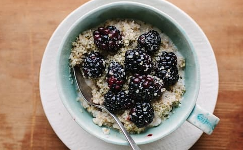 Haferflocken mit Brombeeren und Hanfsamen