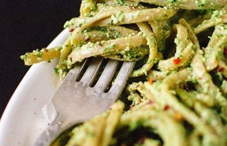 Hanfpesto mit Hanfsamen