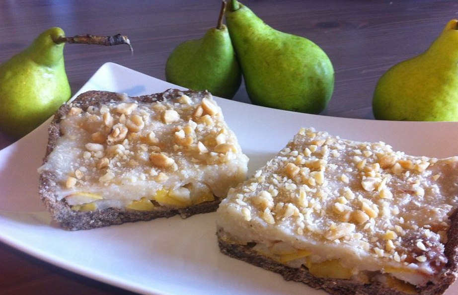 Knuspriger Kuchen mit Birnen und Haferpudding