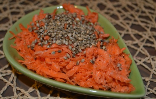 Möhrensalat mit Hanfsamen