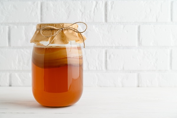 Wie man Hanf-Kombucha zu Hause herstellt