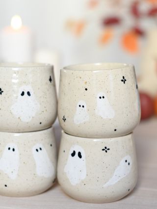 Něco malovaného 👻🤍. Duchy jste vyprodali hned, něco malinko přidělám na Vánoce, ale pořádně to s něma rozjedu až zase za...