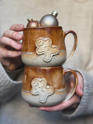 Perníčci budou na této pigmentové kamenině, bílé a taky hnědé 🧡🤎🎄. #haninahlina #keramika #ceskakeramika #ceramic...