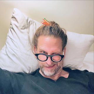 Už docela chodím!:D A dneska jsem byl konečně zase v atelieru! Jinak ale kreslím víc než šperkařím:) V posteli. Pastelkami...