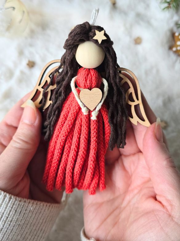 macrame_andelka_cervena_hnede_vlasy_drevena_kridla_hany_dekorace_detail_01