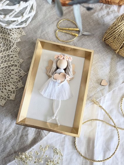 macrame andelka v ramecku zlatem hany dekorace