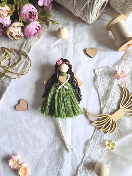 macrame andelka na zaveseni zelená hnědé vlasy