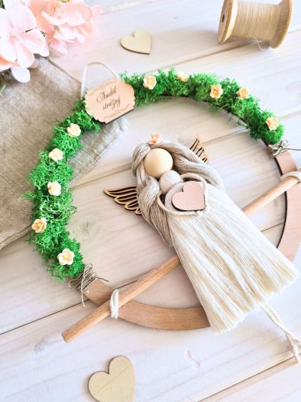 macrame andělka dřevený kruh mech kytičky světlé