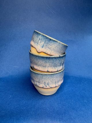 Milujeme zkoušení nových kombinací barev, a tahle se za nás určitě povedla ! 🌷 #ceramique #keramic #keramika