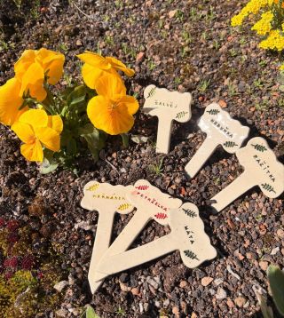 Ručně vyráběné zápichy do bylinek 🌿 Každý kousek je originál – jemná keramika, přírodní motivy a ručně psané názvy, které...