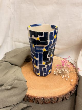 💙 Modro-žlutý keramický hrnek 💙 Hrnek, který rozzáří každý doušek. Tmavě modré geometrické tvary doplněné jemnými žlutými...