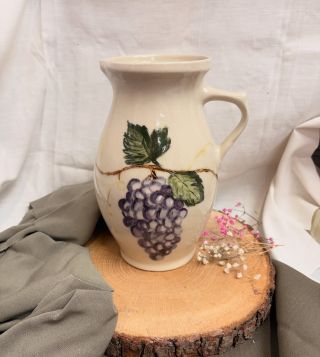🍇 Keramický džbánek s hrozny Jemně malovaný motiv vinných hroznů dodává tomuto keramickému džbánku nadčasový a elegantní...