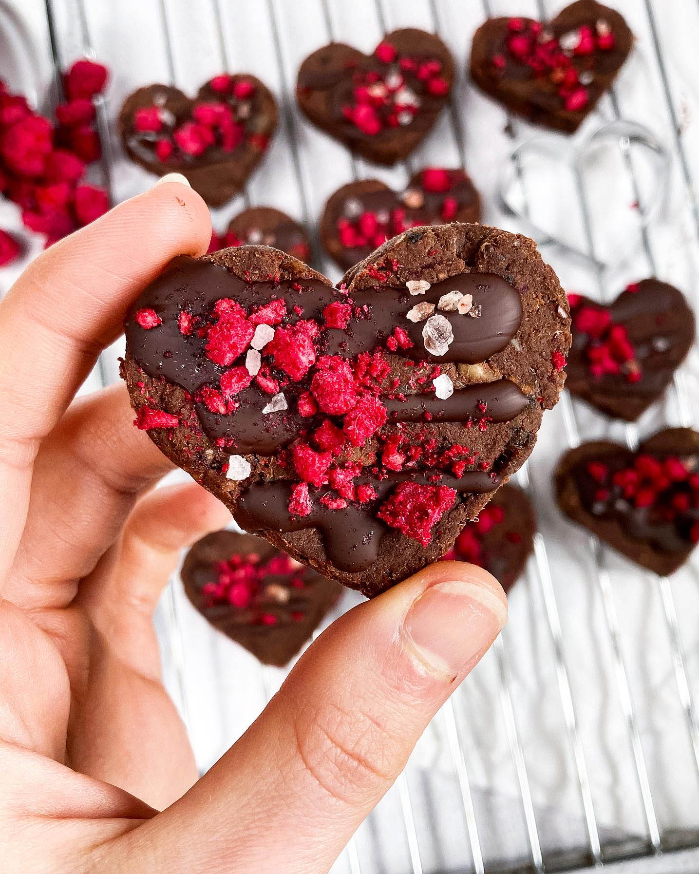 Raw brownie srdíčka s malinami