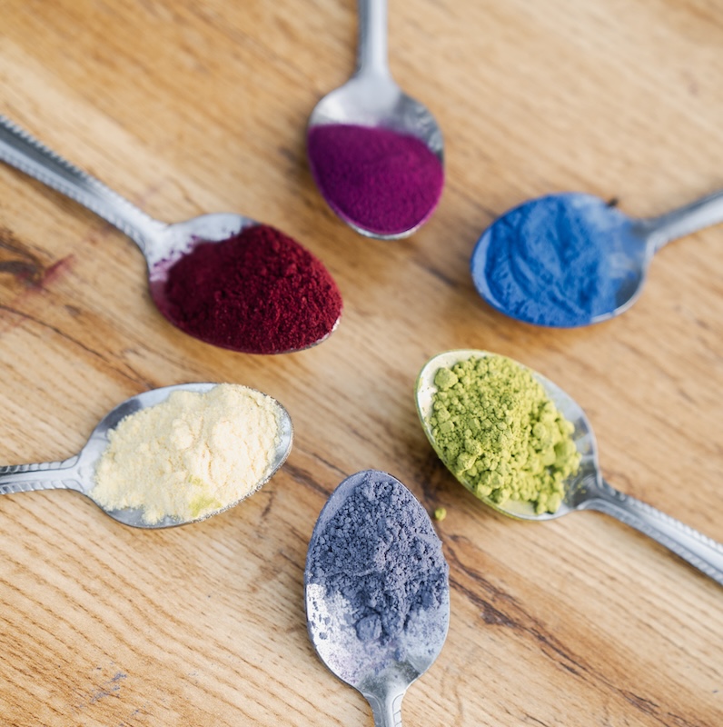 Průvodce barvením v kuchyni: Umělá vs. přírodní barviva potravin