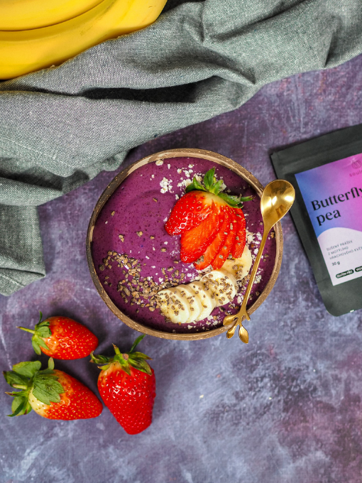 Smoothie bowl s butterfly pea