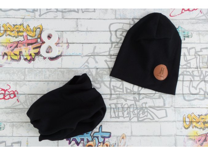 Černá čepice a nákrčník