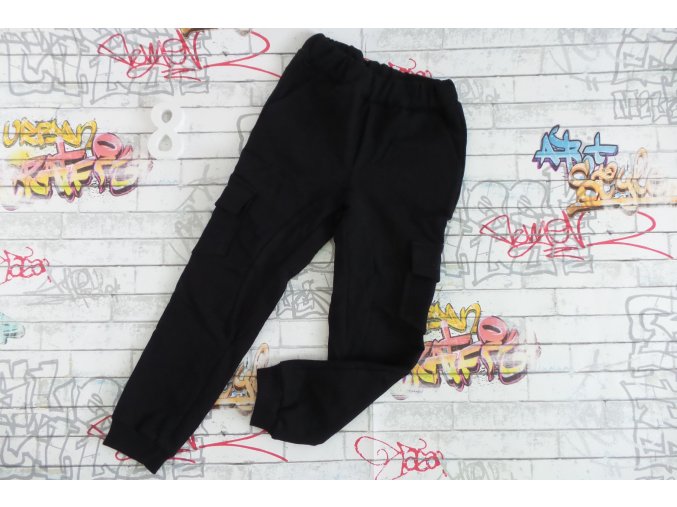 černé tepláky s kapsami