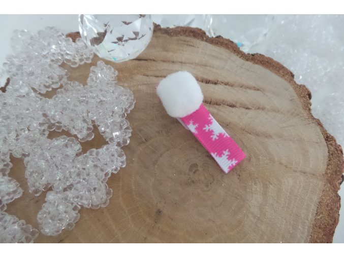 sněhové vločky na růžové sponečce s bambukou