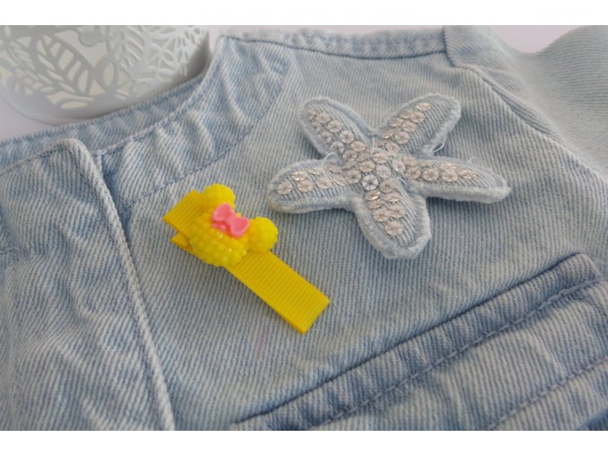 Žlutá Minnie na žluté sponečce