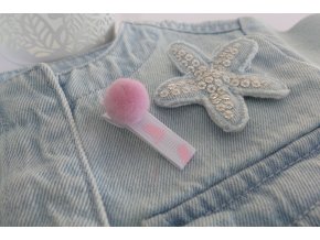 Baby pink nožičky a bambulka na bílé sponečce