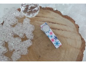 Sněhové vločky na bílé sponečce s třpytivým kabošonkem