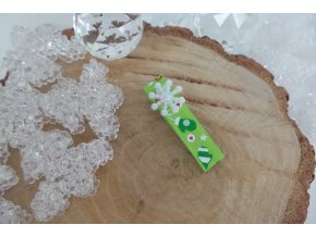 zelená sponečka s rukavičkami a sněhovou vločkou