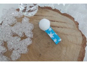 sněhové vločky na modré sponečce s bambulkou