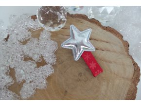 sněhové vločky na červené sponečce s hvězdou