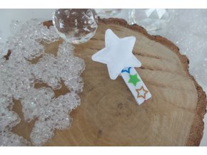 barevné hvězdičky na bílé sponečce s hvězdou