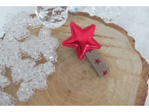 červené hvězdičky na hnědé sponečce s hvězdou