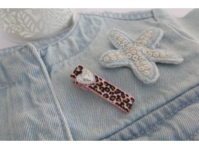 Sponečka s leopardím vzorem na růžovém podkladu