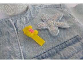 Žlutá Minnie na žluté sponečce