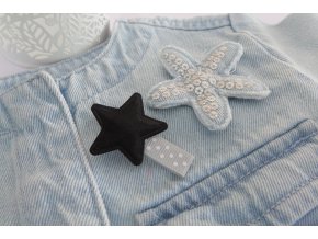 Černá hvězdička na šedé sponečce